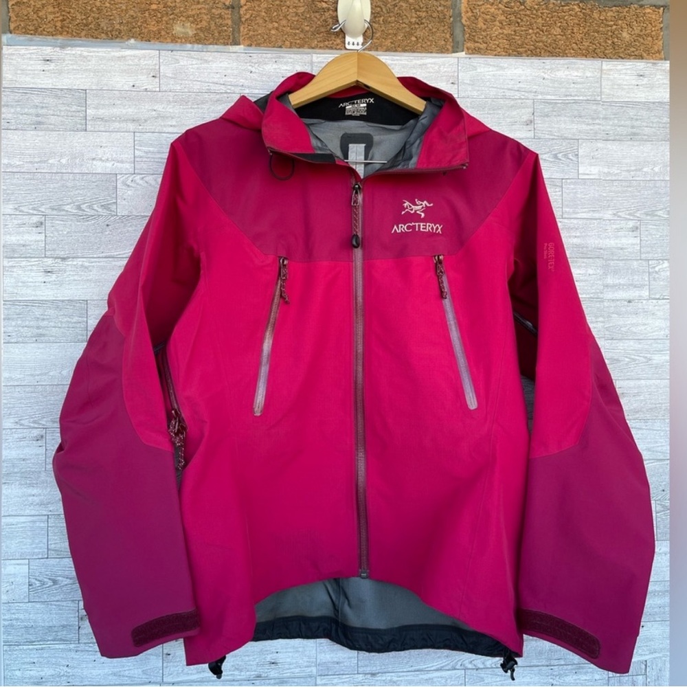 Arc'tery Goretex Beta AR Pro Shell Waterproof
Jacket Women's Medium